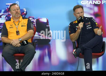 Austin, États-Unis. 22nd octobre 2022. Zak Brown, le PDG de l'équipe McLaren F1, et Christian Horner, le chef de l'équipe Red Bull Racing, participent à la conférence de presse des équipes lors du Grand Prix des États-Unis de Formule 1 au circuit des Amériques à Austin, Texas, samedi, à 22 octobre 2022. Photo par Greg Nash/UPI crédit: UPI/Alay Live News Banque D'Images