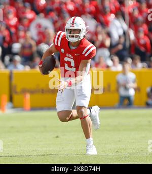 Baton Rouge, États-Unis. 22nd octobre 2022. OLE Miss Quarterback Jaxson Dart (2) courez pendant un peu de yardage lors d'un match de football universitaire au stade Tiger à bâton Rouge, Louisiane, samedi, 22 octobre 2022. (Photo de Peter G. Forest/Sipa USA) crédit: SIPA USA/Alay Live News Banque D'Images