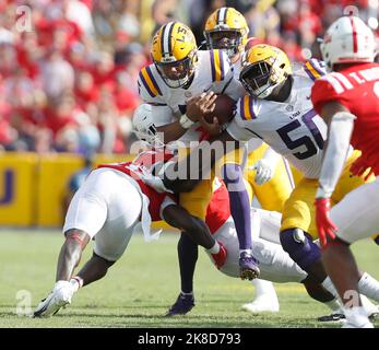 Baton Rouge, États-Unis. 22nd octobre 2022. Jayden Daniels (5) tente de courir pendant un certain yardage lors d'un match de football universitaire au stade Tiger à bâton Rouge, Louisiane, samedi, 22 octobre 2022. (Photo de Peter G. Forest/Sipa USA) crédit: SIPA USA/Alay Live News Banque D'Images