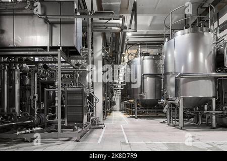 Réservoir dans l'atelier de l'usine de produits laitiers traités thermiquement Banque D'Images