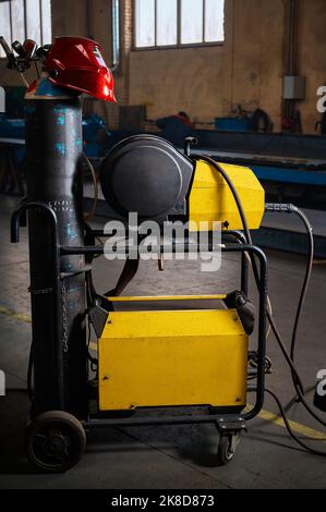 Machine de soudage semi-automatique à alimentation par fil pour travailler à l'usine Banque D'Images