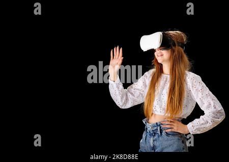 Portrait d'une fille utilisant la réalité virtuelle avec des lunettes holographiques. Concept technologique futur Banque D'Images