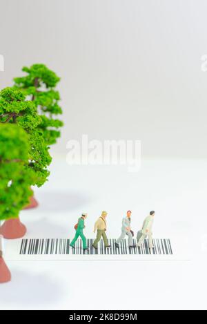 Jouets miniatures un groupe de personnes traversant une route avec des jouets d'arbre sur le trottoir - concept de sécurité routière. Banque D'Images