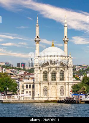 Vue depuis le détroit du Bosphore surplombant la mosquée Ortakoy, ou Ortakoy Camii, alias Buyuk Mecidiye Camii, situé au bord de l'eau de la place du quai Ortakoy, Istanbul, Turquie Banque D'Images