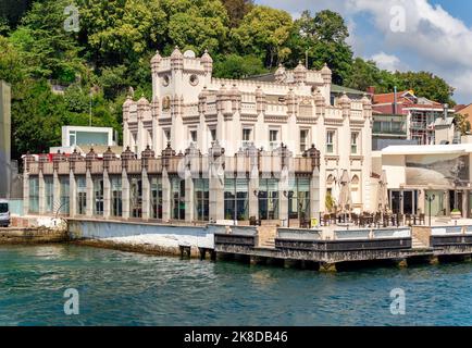 Sariyer Suray Askeri Gazinosu, un restaurant près du détroit du Bosphore, situé à côté du terminal de ferry de Sariyer, Istanbul, Turquie Banque D'Images