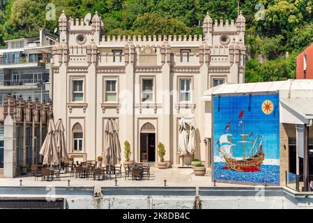 Sariyer Suray Askeri Gazinosu, un restaurant près du détroit du Bosphore, situé à côté du terminal de ferry de Sariyer, Istanbul, Turquie Banque D'Images