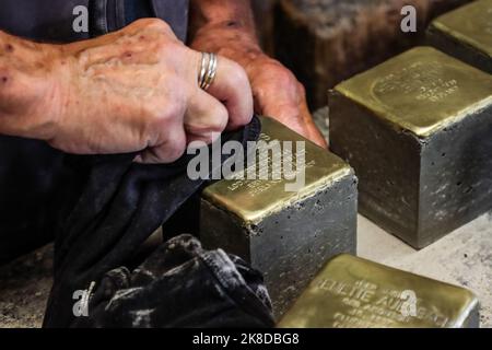 Elbenrod, Allemagne. 21st octobre 2022. L'artiste Gunter Demnig travaille sur 'Stolpersteine' dans son atelier. L'initiateur du projet pour se souvenir des victimes du socialisme national a 75 ans sur 27 octobre. Credit: Nadine Weigel/dpa/Alay Live News Banque D'Images