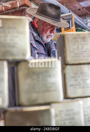 Elbenrod, Allemagne. 21st octobre 2022. L'artiste Gunter Demnig travaille sur 'Stolpersteine' dans son atelier. L'initiateur du projet pour se souvenir des victimes du socialisme national a 75 ans sur 27 octobre. Credit: Nadine Weigel/dpa/Alay Live News Banque D'Images