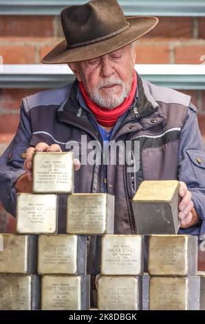 Elbenrod, Allemagne. 21st octobre 2022. L'artiste Gunter Demnig travaille sur 'Stolpersteine' dans son atelier. L'initiateur du projet pour se souvenir des victimes du socialisme national a 75 ans sur 27 octobre. Credit: Nadine Weigel/dpa/Alay Live News Banque D'Images