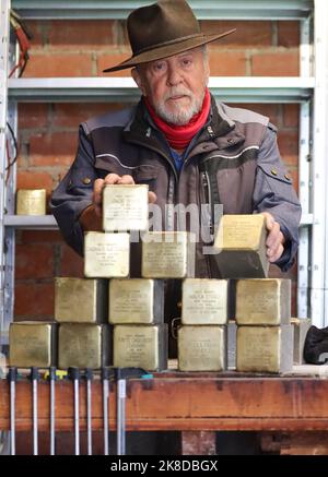 Elbenrod, Allemagne. 21st octobre 2022. L'artiste Gunter Demnig travaille sur 'Stolpersteine' dans son atelier. L'initiateur du projet pour se souvenir des victimes du socialisme national a 75 ans sur 27 octobre. Credit: Nadine Weigel/dpa/Alay Live News Banque D'Images