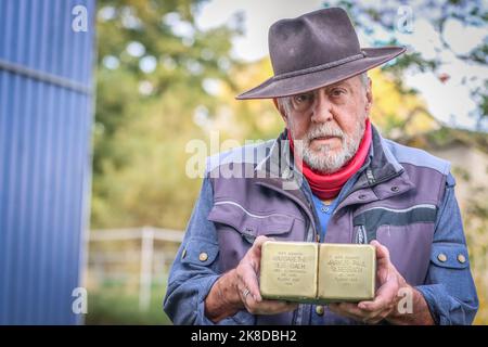 Elbenrod, Allemagne. 21st octobre 2022. L'artiste Gunter Demnig travaille sur 'Stolpersteine' dans son atelier. L'initiateur du projet pour se souvenir des victimes du socialisme national a 75 ans sur 27 octobre. Credit: Nadine Weigel/dpa/Alay Live News Banque D'Images