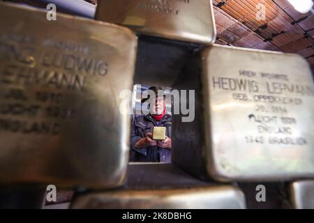 Elbenrod, Allemagne. 21st octobre 2022. L'artiste Gunter Demnig travaille sur 'Stolpersteine' dans son atelier. L'initiateur du projet pour se souvenir des victimes du socialisme national a 75 ans sur 27 octobre. Credit: Nadine Weigel/dpa/Alay Live News Banque D'Images