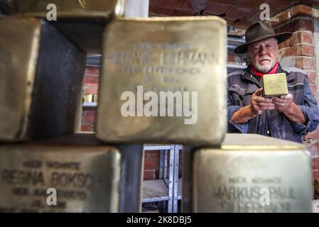 Elbenrod, Allemagne. 21st octobre 2022. L'artiste Gunter Demnig travaille sur 'Stolpersteine' dans son atelier. L'initiateur du projet pour se souvenir des victimes du socialisme national a 75 ans sur 27 octobre. Credit: Nadine Weigel/dpa/Alay Live News Banque D'Images