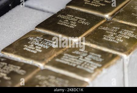 Elbenrod, Allemagne. 21st octobre 2022. L'artiste Gunter Demnig travaille sur 'Stolpersteine' dans son atelier. L'initiateur du projet pour se souvenir des victimes du socialisme national a 75 ans sur 27 octobre. Credit: Nadine Weigel/dpa/Alay Live News Banque D'Images