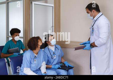 professeur médecin donner des conseils et discuter avec l'équipe étudiante stagiaire pour la planification de la chirurgie et le traitement des patients dans l'école de médecine de l'hôpital Banque D'Images