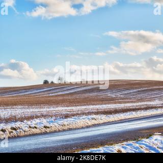 Hiver - campagne au Danemark. Paysage d'hiver par jour ensoleillé avec ciel bleu. Banque D'Images