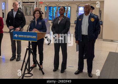 NEW YORK, NEW YORK - OCTOBRE 22 : la gouverneure de l’État de New York Kathy Hochul s’exprime lors de l’annonce d’initiatives élargies visant à assurer la sécurité des voies de métro de la ville de New York et à lutter contre le crime de transit à 22 octobre 2022, dans la ville de New York. Le gouverneur Hochul, un peu plus de deux semaines avant que Hochul ne tente de conserver son siège le jour du scrutin, accompagné par le maire de New York, Eric Adams, le commissaire du département de police de New York, Keechant L. crédit: Ron Adar/Alay Live News Banque D'Images