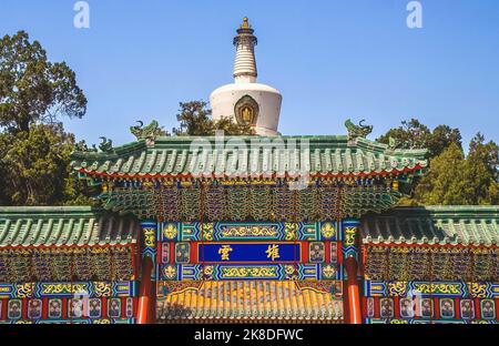 Cloud Gate Stupa Beihai Park Beijing Chine deux personnages chinois disent « Cloud pile » en référence à la stupa blanche au-dessus de E Banque D'Images