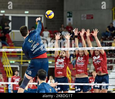 Vérone, Italie. 22nd octobre 2022. Maksim Sapozhkov (WithU Verona) pendant WithU Verona vs Gioiella Prisma Taranto, Volleyball Italien Serie A Men SuperLeague Championship Championship à Vérone, Italie, 22 octobre 2022 Credit: Independent photo Agency/Alay Live News Banque D'Images