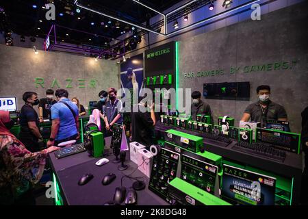 Bangkok, Thaïlande. 22nd octobre 2022. Visiteurs vus à l'intérieur de la chaussure Razer. Thailand Game Show 2022 est la plus grande exposition de jeu en Thaïlande avec les derniers jeux sur le marché, les géants de jeux vidéo comme Nintendo, Sega, Sony PlayStation, et Microsoft étaient là pour présenter leurs jeux vidéo actuels et à venir. Crédit : SOPA Images Limited/Alamy Live News Banque D'Images