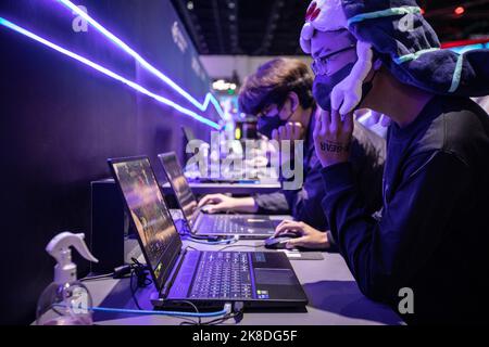 Bangkok, Thaïlande. 22nd octobre 2022. Les visiteurs jouent à des jeux au démarrage d'Intel. Thailand Game Show 2022 est la plus grande exposition de jeu en Thaïlande avec les derniers jeux sur le marché, les géants de jeux vidéo comme Nintendo, Sega, Sony PlayStation, et Microsoft étaient là pour présenter leurs jeux vidéo actuels et à venir. Crédit : SOPA Images Limited/Alamy Live News Banque D'Images