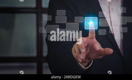 Main d'homme d'affaires en appuyant sur le bouton d'interface de l'écran tactile, la réalité virtuelle et les concepts technologiques. Banque D'Images