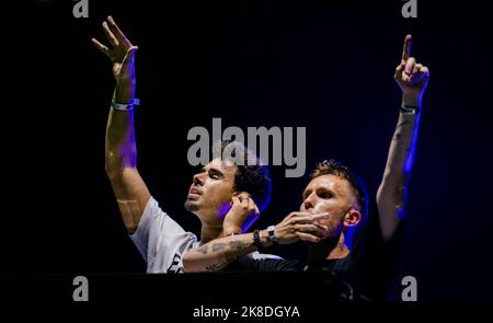 2022-10-23 03:30:17 AMSTERDAM - Afrojack (L) et Nicky Romero se produisent pendant le Festival de musique d'Amsterdam, qui a lieu dans le Johan Cruijff Arena pendant l'ADE. ANP MARCO DE SWART pays-bas - belgique sortie Banque D'Images