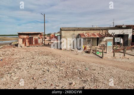 La rue dans le village sur l'île de Fadiouth, Sénégal Banque D'Images