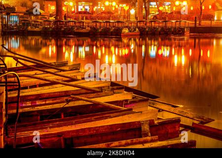 Moody Boats en bois Houhai lac nuit illuminé Beijing Chine. Le vieux trou de natation de Pékin est maintenant bien connu des quartiers de nuit à Pékin. Banque D'Images