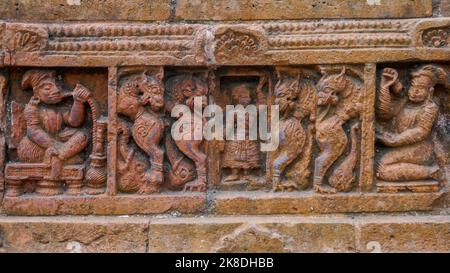 Détail de l'homme avec le narguilé et les créatures mythologiques : sculpture en terre cuite au temple hindou Kantaji aka Kantajew à Kantanagar, Dinajpur, Bangladesh Banque D'Images