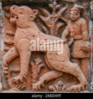 Détail du chasseur et de la sculpture complexe de lion en terre cuite au temple hindou médiéval de Kantaji aka Kantajew à Kantanagar, district de Dinajpur, Bangladesh Banque D'Images