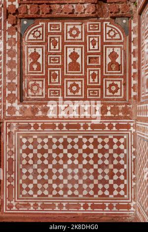 Détail de panneau de grès rouge avec incrustation en marbre blanc sur l'extérieur de la tombe de l'empereur moghol Jahangir, jardin de Char Bagh, Lahore, Punjab, Pakistan Banque D'Images