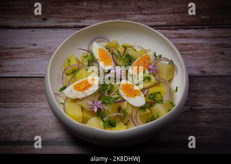 Recette salade de pommes de terre à la coriandre, œufs durs et oignons rouges Banque D'Images