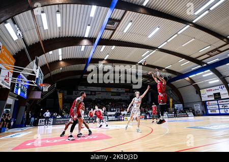 L'illustration montre 29 Jean-Marc Mwema d'Anvers qui a tiré un trois pointeur dans le Winketkaai nostalgique lors d'un match de basket-ball entre Kangoeroes basket Mechelen et Giants Anvers, samedi 22 octobre 2022 à Mechelen, le jour 4 du National Round Belgium dans le championnat belge de la première division de la Ligue BNXT. BELGA PHOTO TOM GOYVAERTS Banque D'Images