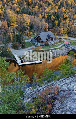 SAINT-AIME-DES-lacs, CANADA, 11 octobre 2022 : Construction de l'équipement d'Hydro-Québec de barrage hydro-électrique sur la rivière Malbaie, dans le parc national des Hautes- Banque D'Images