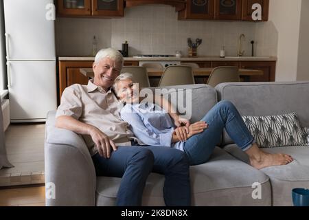 Portrait d'un vieux couple de famille caucasienne heureux et insouciant. Banque D'Images