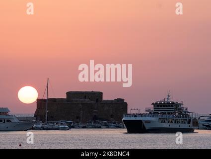 Le soleil se couche sur le fort de Pafos, le port de Pafos, Chypre. Banque D'Images