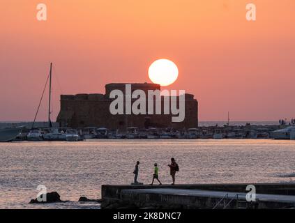 Le soleil se couche sur le fort de Pafos, le port de Pafos, Chypre. Banque D'Images