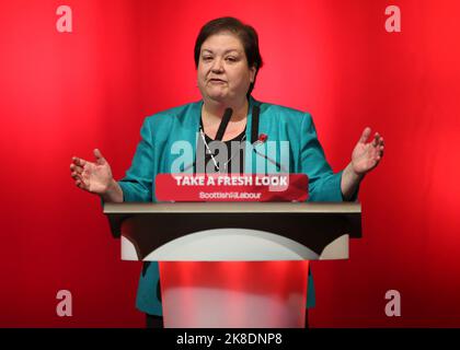 Photo du dossier en date du 01/11/15 du leader adjoint du parti écossais Jackie Baillie MSP, qui a déclaré que les Tories étant le 'parti du syndicat' est un 'jambon' après les récents troubles à Westminster. Le Premier ministre Liz Truss a annoncé jeudi qu'elle se tenait debout après une période tumultueuse dans Downing Street, qui comprenait la baisse de la livre à son taux le plus bas par rapport au dollar après que le chancelier de Mme Truss, Kwasi Kwarteng, ait exposé sa vision économique. Date de publication : dimanche 23 octobre 2022. Banque D'Images