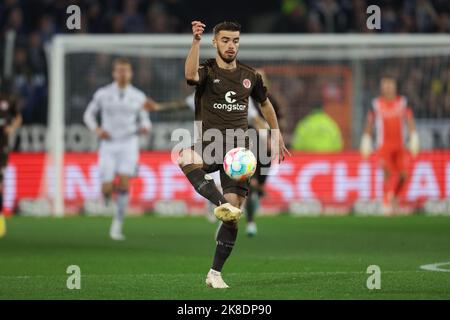 Bielefeld, Allemagne. 22nd octobre 2022. Soccer : 2. Bundesliga, Arminia Bielefeld - FC St. Pauli, Matchday 13 à la Schüco Arena. Le Betim Fazliji de St. Pauli joue le ballon. Credit: Friso Gentsch/dpa - NOTE IMPORTANTE: Conformément aux exigences de la DFL Deutsche Fußball Liga et de la DFB Deutscher Fußball-Bund, il est interdit d'utiliser ou d'avoir utilisé des photos prises dans le stade et/ou du match sous forme de séquences et/ou de séries de photos de type vidéo./dpa/Alay Live News Banque D'Images