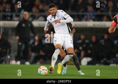 Bielefeld, Allemagne. 22nd octobre 2022. Soccer : 2. Bundesliga, Arminia Bielefeld - FC St. Pauli, Matchday 13 à la Schüco Arena. Andres Andrade Bielefeld joue le ballon. Credit: Friso Gentsch/dpa - NOTE IMPORTANTE: Conformément aux exigences de la DFL Deutsche Fußball Liga et de la DFB Deutscher Fußball-Bund, il est interdit d'utiliser ou d'avoir utilisé des photos prises dans le stade et/ou du match sous forme de séquences et/ou de séries de photos de type vidéo./dpa/Alay Live News Banque D'Images