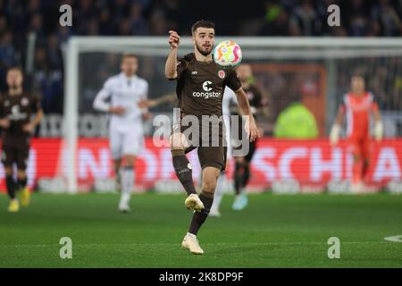 Bielefeld, Allemagne. 22nd octobre 2022. Soccer : 2. Bundesliga, Arminia Bielefeld - FC St. Pauli, Matchday 13 à la Schüco Arena. Le Betim Fazliji de St. Pauli joue le ballon. Credit: Friso Gentsch/dpa - NOTE IMPORTANTE: Conformément aux exigences de la DFL Deutsche Fußball Liga et de la DFB Deutscher Fußball-Bund, il est interdit d'utiliser ou d'avoir utilisé des photos prises dans le stade et/ou du match sous forme de séquences et/ou de séries de photos de type vidéo./dpa/Alay Live News Banque D'Images