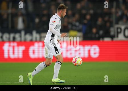 Bielefeld, Allemagne. 22nd octobre 2022. Soccer : 2. Bundesliga, Arminia Bielefeld - FC St. Pauli, Matchday 13 à la Schüco Arena. Lukas Klünter de Bielefeld porte le ballon. Credit: Friso Gentsch/dpa - NOTE IMPORTANTE: Conformément aux exigences de la DFL Deutsche Fußball Liga et de la DFB Deutscher Fußball-Bund, il est interdit d'utiliser ou d'avoir utilisé des photos prises dans le stade et/ou du match sous forme de séquences et/ou de séries de photos de type vidéo./dpa/Alay Live News Banque D'Images