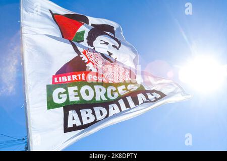 Un drapeau, la liberté pour Georges Abdallah en contre-jour, soleil avant. Manifestation annuelle pour la libération de Georges Abdallah devant la prison où il est détenu à Lannemezan à l'appel de nombreux comités de soutien, associations, syndicats et partis politiques. Georges Ibrahim Abdallah, militant pour la cause palestinienne, est emprisonné en France depuis 38 ans ! Il est détenu à Lannemezan. France, Lannemezan sur 22 octobre 2022. Photo de Patricia Huchot-Boissier / ABACAPRESS.COM Banque D'Images