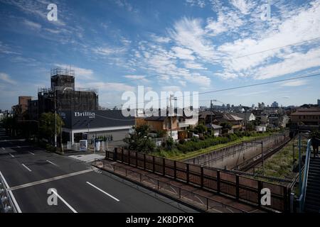 Tokyo, Japon. 21st octobre 2022. Architecture japonaise maisons unifamiliales résidentielles modernes et maisons multifamiliales à Den-en-chofu, près de la frontière Tokyo-Kawasaki le long de la ligne de trains Tokyu avec la ligne d'horizon de Tokyo en arrière-plan.le Japon a récemment rouvert le tourisme après plus de deux ans d'interdiction de voyager en raison de la pandémie COVID-19. Le yen s'est considérablement déprécié par rapport au dollar américain, créant des troubles économiques pour le commerce international et l'économie japonaise. Les touristes peuvent faire des achats sans taxe au Japon sur un visa de visiteur temporaire. (Image de crédit : © Taidgh Barron/ZUMA Press Wire) Banque D'Images