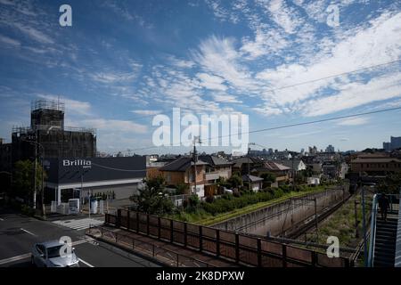 Tokyo, Japon. 21st octobre 2022. Architecture japonaise maisons unifamiliales résidentielles modernes et maisons multifamiliales à Den-en-chofu, près de la frontière Tokyo-Kawasaki le long de la ligne de trains Tokyu avec la ligne d'horizon de Tokyo en arrière-plan.le Japon a récemment rouvert le tourisme après plus de deux ans d'interdiction de voyager en raison de la pandémie COVID-19. Le yen s'est considérablement déprécié par rapport au dollar américain, créant des troubles économiques pour le commerce international et l'économie japonaise. Les touristes peuvent faire des achats sans taxe au Japon sur un visa de visiteur temporaire. (Image de crédit : © Taidgh Barron/ZUMA Press Wire) Banque D'Images