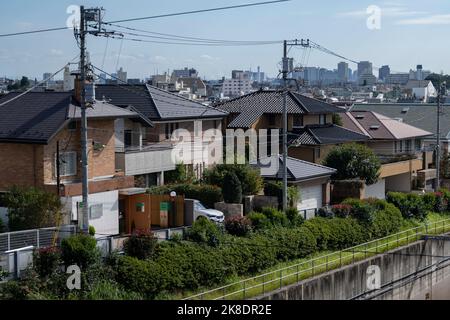 Tokyo, Japon. 21st octobre 2022. Architecture japonaise maisons unifamiliales résidentielles modernes et maisons multifamiliales à Den-en-chofu, près de la frontière Tokyo-Kawasaki le long de la ligne de trains Tokyu avec la ligne d'horizon de Tokyo en arrière-plan.le Japon a récemment rouvert le tourisme après plus de deux ans d'interdiction de voyager en raison de la pandémie COVID-19. Le yen s'est considérablement déprécié par rapport au dollar américain, créant des troubles économiques pour le commerce international et l'économie japonaise. Les touristes peuvent faire des achats sans taxe au Japon sur un visa de visiteur temporaire. (Image de crédit : © Taidgh Barron/ZUMA Press Wire) Banque D'Images