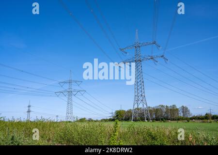 Pylônes d'électricité et lignes électriques devant un ciel bleu vu en Allemagne Banque D'Images