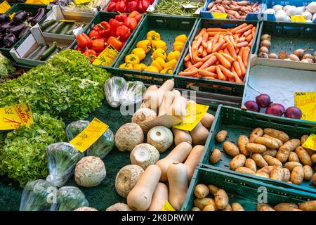 Vente de citrouilles, de céleri et d'autres légumes à un marché Banque D'Images