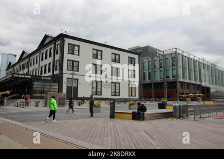 New York, États-Unis. 19th octobre 2022. De nouveaux bâtiments se trouvent au South Street Seaport de Manhattan. L'ouragan Sandy a ravagé la métropole il y a dix ans. La mémoire reste - et la ville n'est pas beaucoup plus protégée aujourd'hui. (À dpa 'dix ans après Sandy: La peur de la prochaine tempête de New York") Credit: Christina Horsten/dpa/Alamy Live News Banque D'Images